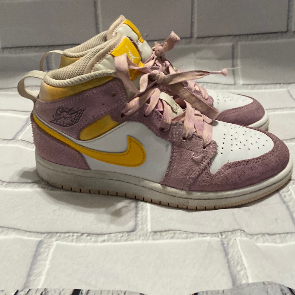 AIR JORDAN 1 MID 
"Arctic Pink"